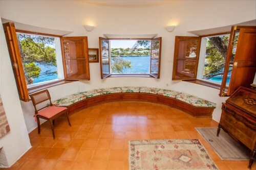 Villa CAN Pirata Seafront Villa FOR 10 People