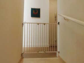 A staircase with a white railing, a beige carpet, and a small decorative piece on the wall. - Mangos Scandinavian Living Nerja (Nerja)