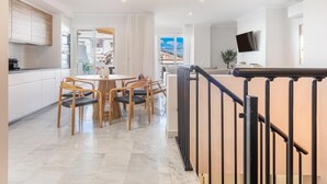Un appartamento moderno con cucina, zona pranzo e soggiorno.
