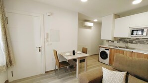 A compact living space with a kitchenette, a dining area, and a sofa. - Apartamento Bronce A Centro Nerja Sun (Nerja)