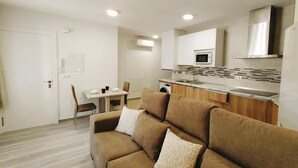A compact living space with a kitchenette, a dining area, and a sofa. - Apartamento Bronce A Centro Nerja Sun (Nerja)