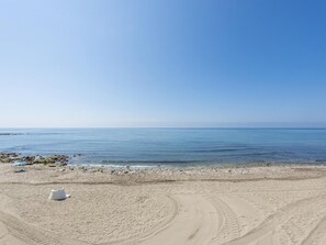 A beach with clear skies, a sandy shore, and a calm sea. - Front Line Beach in Marbella (Marbella)