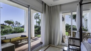 A spacious balcony with a view of palm trees and a clear sky. - Apartamento Afrodita (Estepona)