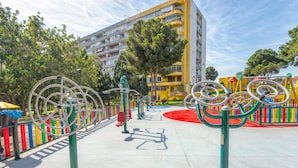 Un parque infantil con equipamiento de ejercicios y una pista para bicicletas.