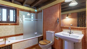 A bathroom with a bathtub, toilet, and sink. - Apartamento Terraza Albaicin (Granada)