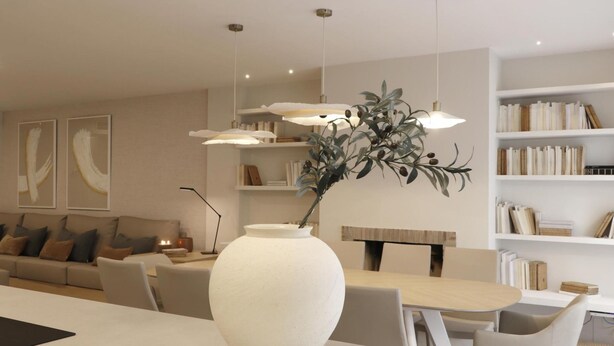 Una sala moderna con un jarrón blanco grande, una mesa de comedor y una estantería.