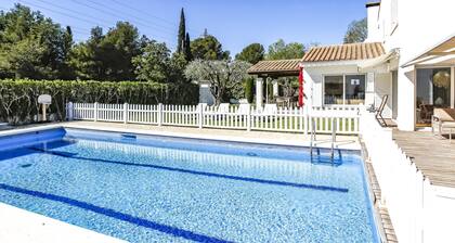 Casa Independiente con Jard n y Piscina Privada