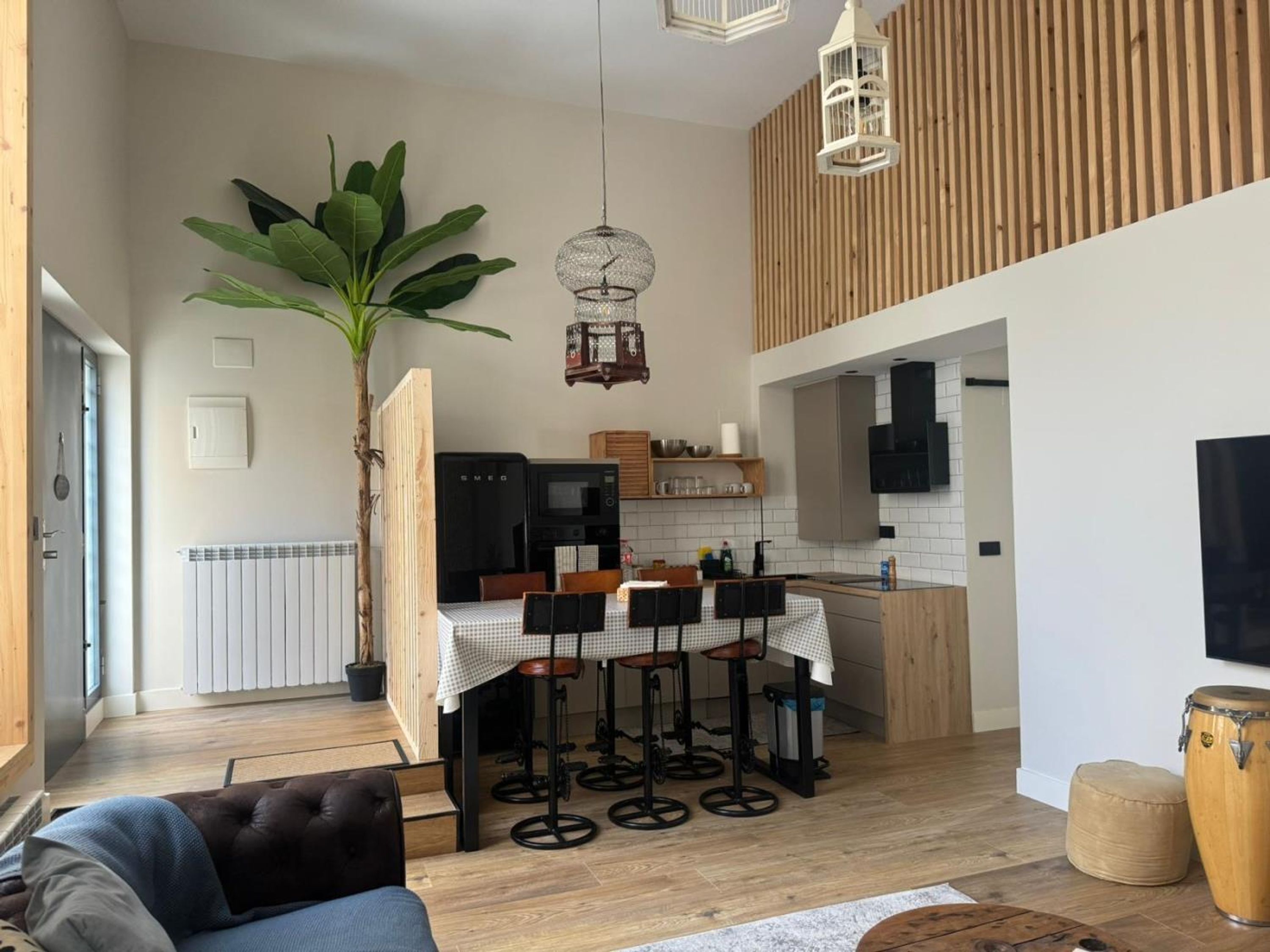 Appartement | Privékeuken | Een kookplaat, kookgerei, borden en bestek