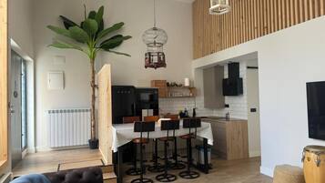Appartement | Privékeuken | Een kookplaat, kookgerei, borden en bestek