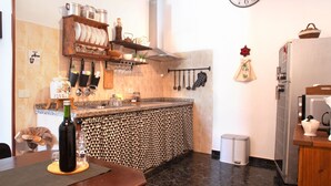 A kitchen with a clock, a sink, and a refrigerator. - Casa el Esca o en Granadilla de Abona (Granadilla de Abona)