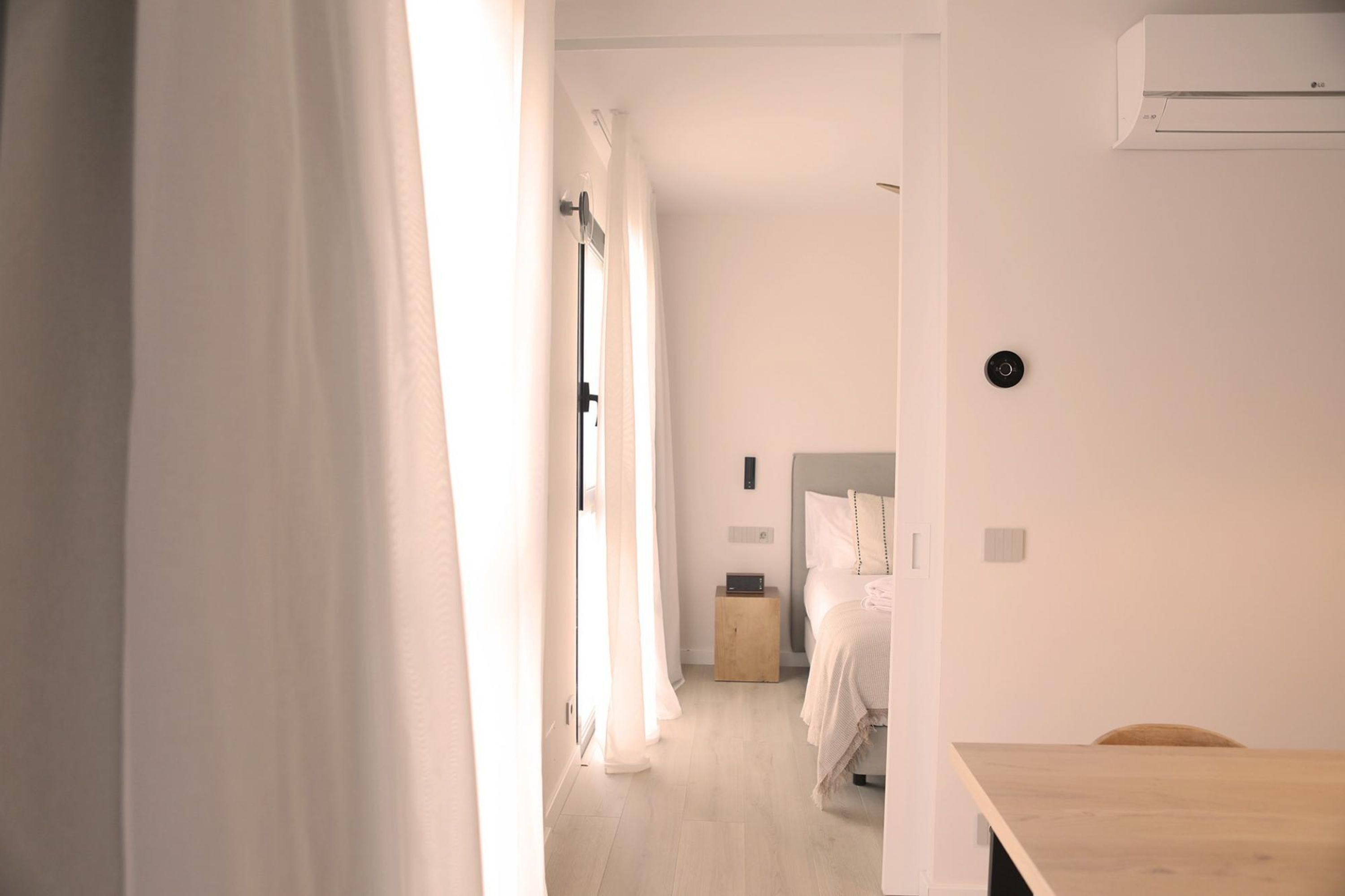 Ein Hotelzimmer mit Bett, Nachttisch und einem Holztisch.