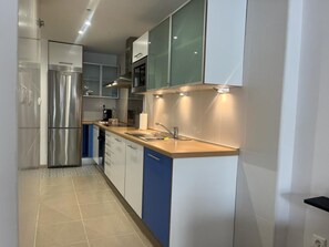 A modern kitchen with stainless steel appliances, a sink, and a countertop. - Cala Alta Sea Dreams (Villajoyosa)