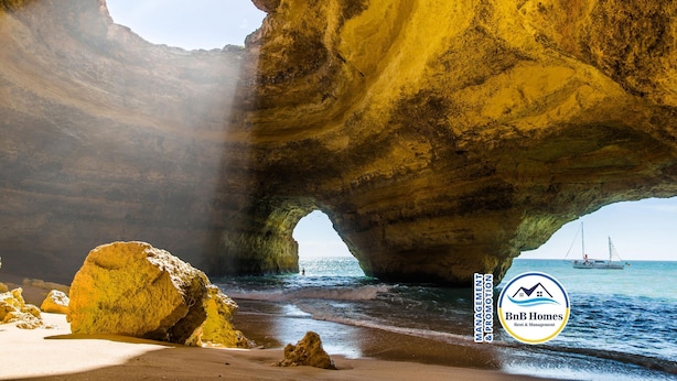A coastal scene with a large rock formation and a clear view of the sea. - ID #13 BnB Homes Apartment - Studio Falesia (Albufeira)
