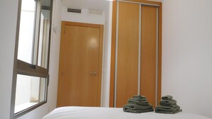 A bedroom with a bed, a window, and a wardrobe. - La Mar 2 in El Campello (El Campello)
