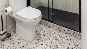 Apartment | Bathroom | Hair dryer, towels, shampoo - Bright Studio - 2P - Beaugrenelle/eiffel Tower (Paris)