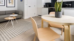A modern apartment with a living area, kitchenette, and dining space. - Cool Leicester Sq Studio - Netflix Nespresso (London)