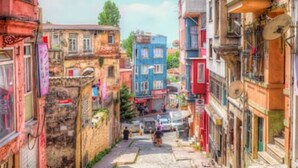 A narrow street with buildings on both sides, some with balconies and satellite dishes. - 301 New Apt Heart of Old City Istanbul (Istanbul)