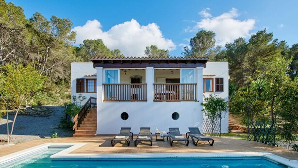 A two-story house with a balcony, a swimming pool, and a staircase leading to the upper floor. - Casa Para Familias en Ibiza (Sant Josep de sa Talaia)
