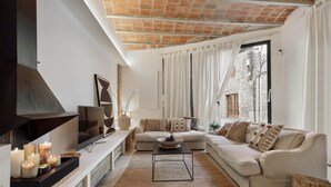 Un salon moderne avec un canapé, une table basse et une cheminée.