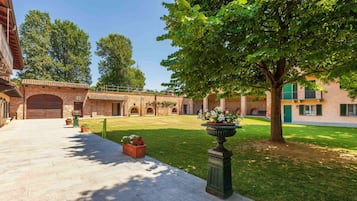 5 bedrooms