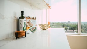 Un comptoir de cuisine avec une bouteille, un livre et un panier.