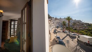 Un balcón con vistas a una calle y edificios.
