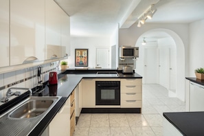 Villa | 6 bedrooms, Internet