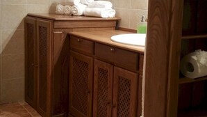 A bathroom with a wooden vanity, a toilet, and a sink. - Apartamento Deluxe 2 Cason DEL Corpus 2 Go Native Toledo 11 Plazas (Toledo)