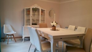 A dining room with a white table, chairs, a cabinet, and a mirror. - Apartamento Deluxe 2 Cason DEL Corpus 2 Go Native Toledo 11 Plazas (Toledo)