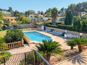 A pool area with lounge chairs and a stone pathway. - Villa Vicenta in Javea (Javea)