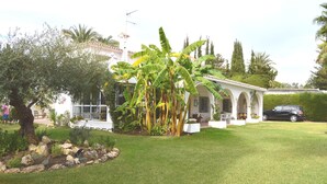 Villa | 4 bedrooms - Holiday Villa With Lovely Pool Area 300m From the Beach in Atalaya Playa (Estepona)