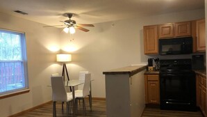 House - 2 Bedroom Apartment Next To Rivian (Bloomington)