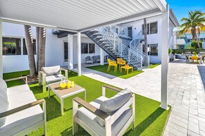 Apartment | 1 bedroom - Beach Condo King Bed Lush Patio w BBQ Birch Key One (Fort Lauderdale)