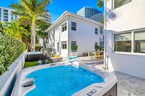 Apartment | 1 bedroom - Beach Condo King Bed Lush Patio w BBQ Birch Key One (Fort Lauderdale)