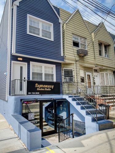 Comfy Bright Peaceful 1BR - Minutes to NYC