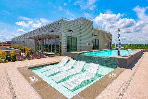 Prime Metro Proximity Condo at Clarendon