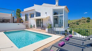 A modern house with a swimming pool, outdoor seating, and a view of the surrounding landscape. - Casa Kodak - Las Lagunas de Mijas (Mijas)