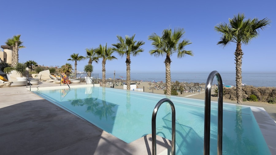 Luxury Apartment With Garden in Higueron