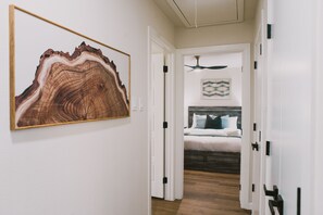 Room - Misha: 6443 Redpine Road, Dallas (Dallas)