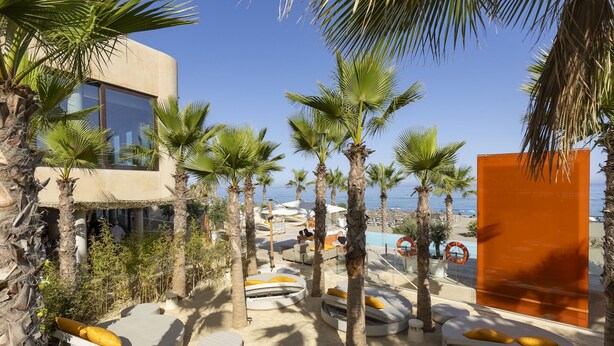A resort with palm trees, sun loungers, and a pool area. - Exclusive 3-bedroom Apartment in Higueron (Fuengirola)