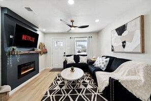 House | 4 bedrooms - Misha: 434 Marilu Street, Richardson (Richardson)