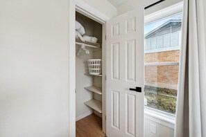 House | 4 bedrooms - Misha: 434 Marilu Street, Richardson (Richardson)