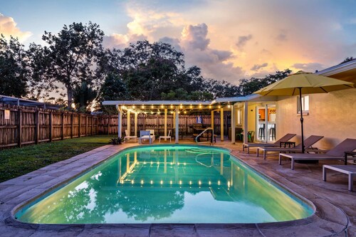 4BR With Private Pool and Game Room - Prime Location