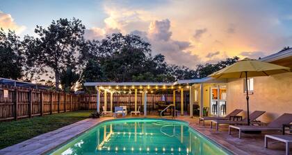 4BR With Private Pool and Game Room - Prime Location