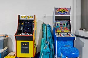 Kaksi peliautomaattia, toisessa lukee ”PAC-MAN” ja toisessa ”Champion Street Fighter II”.