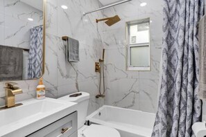 Apartment | Bathroom - 427 NE 107th Studio 6BR 3BA 7 Beds Pool Parking 2 Kitchen (Miami Shores)