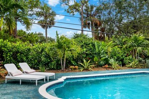 House | 2 bedrooms - Eccentric Home With Pool Tiki hut Outdoor Kitchen (Pompano Beach)
