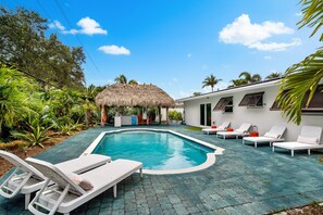 House | 2 bedrooms - Eccentric Home With Pool Tiki hut Outdoor Kitchen (Pompano Beach)
