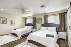 House | 3 bedrooms - 1710 N Sunset Pool 5 Beds Parking Wifi Full Patio Foosball (Tempe)