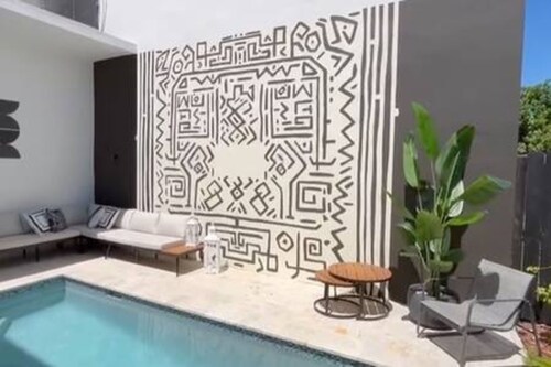 3282 SW 28th St Private Pool 4BD 2 5BA Parking Laundry Wi-fi